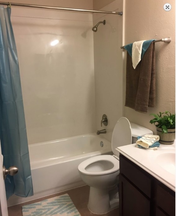 Baño - Georgetown Square Apartments