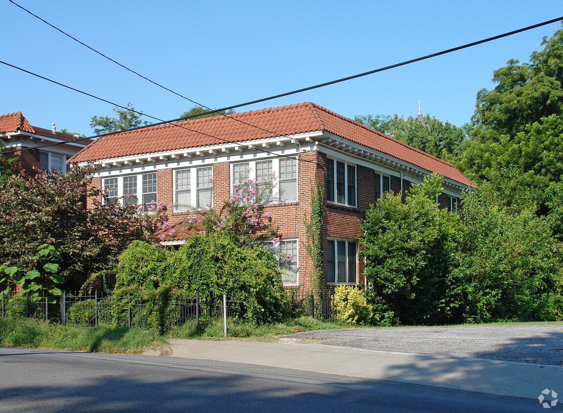 Building Photo - 746 Monroe Dr NE