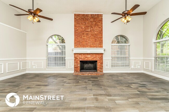 Building Photo - 633 Fern Dr