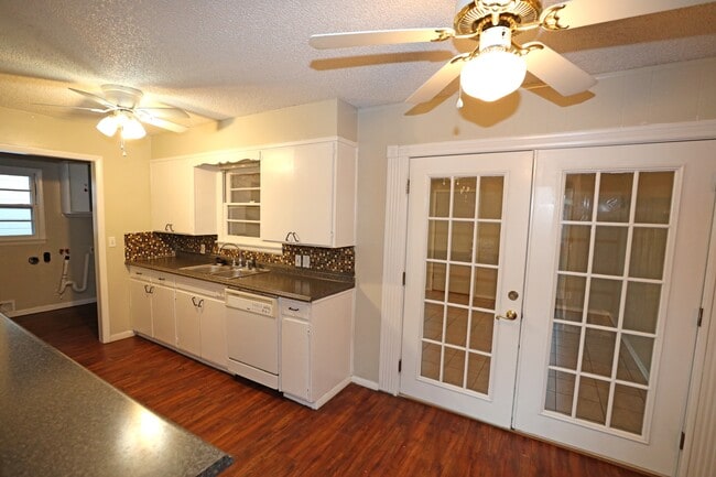 Building Photo - 1106 S Strong Blvd