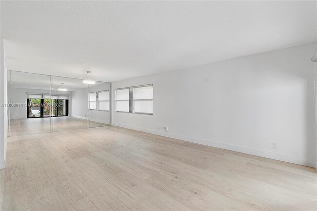 Building Photo - 398 Fern Dr