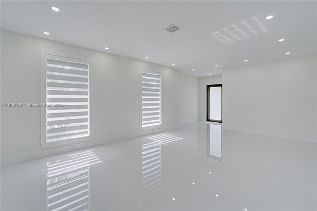 Building Photo - 10722 SW 77th Ave