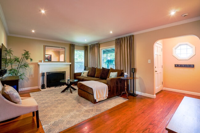 Building Photo - 610 Topaz St