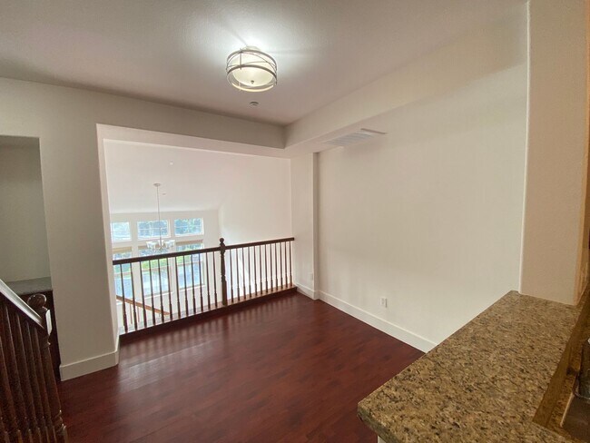 Building Photo - Advent - Large & Spacious Three Bedroom W/...