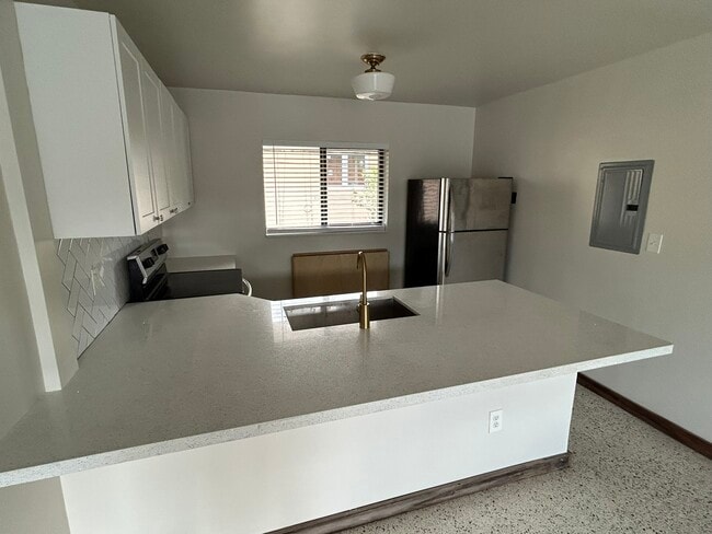 Building Photo - 910 SW 4th Ave