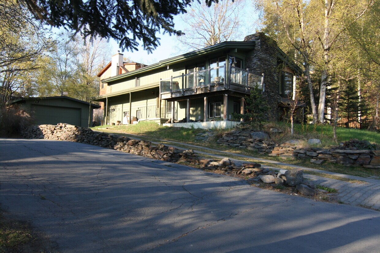 1741 W 13th Ave, Anchorage, AK 99501 House for Rent in Anchorage, AK