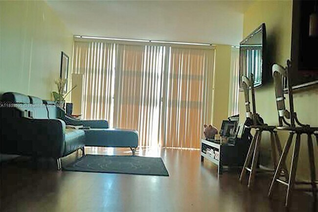 Foto del edificio - 400 Leslie Dr