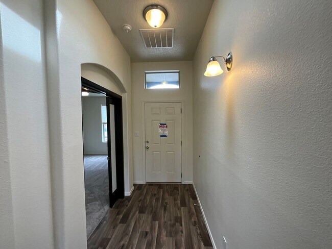 Foto del edificio - 4 Bedroom Single Story Home Available Near...
