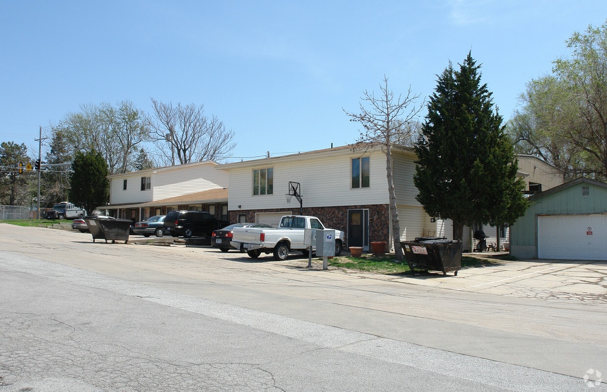 302 1/2 Galvin Rd N, Bellevue, NE 68005 Apartments in Bellevue, NE