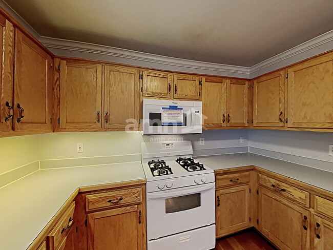 Building Photo - 650 Maple Court