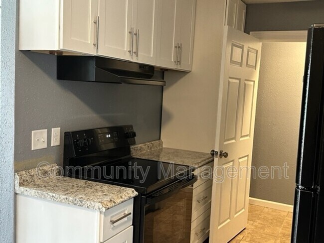 Building Photo - 8219 Skysail Ave