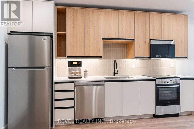 Building Photo - 4390 Hillview Dr