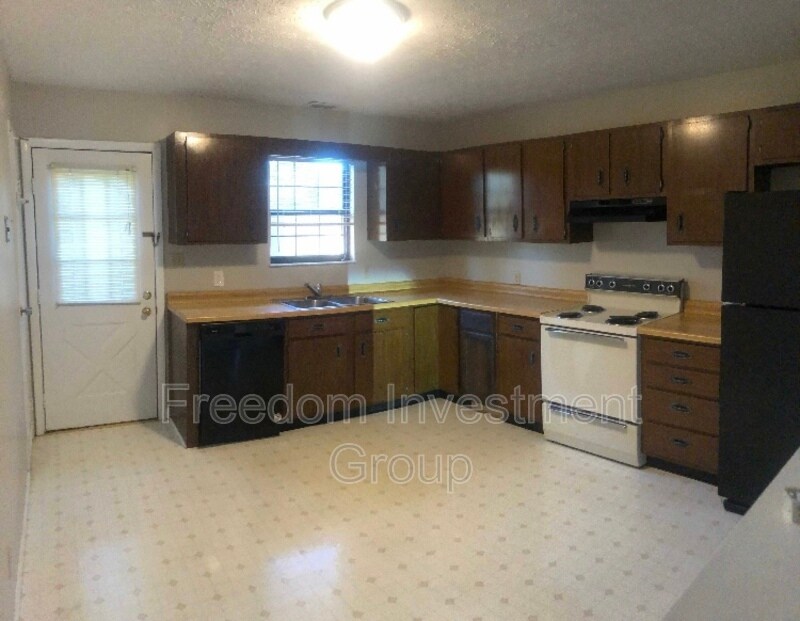 Primary Photo - 1826 Lively Rd