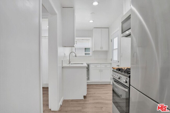 Building Photo - 2207 Ocean Park Blvd