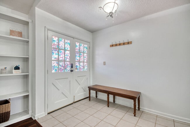 Building Photo - 104 Spanish Oak Dr