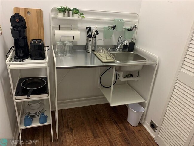 Building Photo - 103 SW 10th Ave