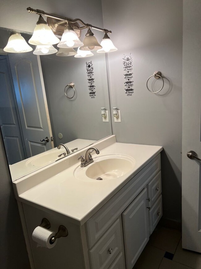 Building Photo - Beautiful 2 bedroom, 1.5 bath Condo in Wes...