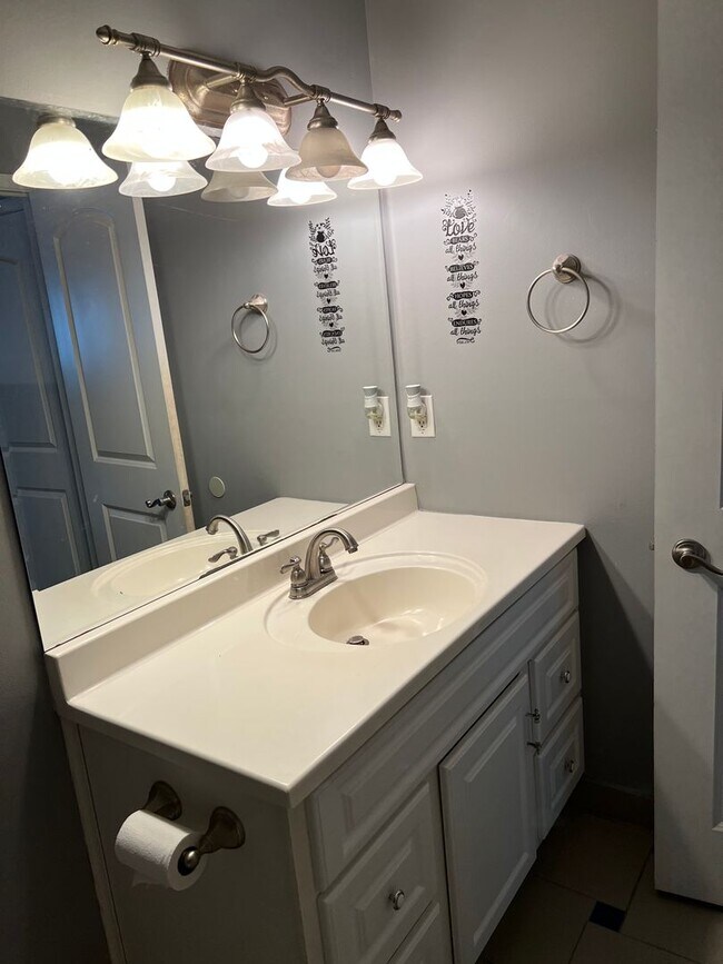 Foto del edificio - Beautiful 2 bedroom, 1.5 bath Condo in Wes...