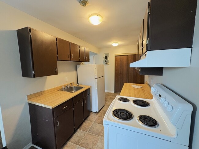 Building Photo - 546 Martha Ave