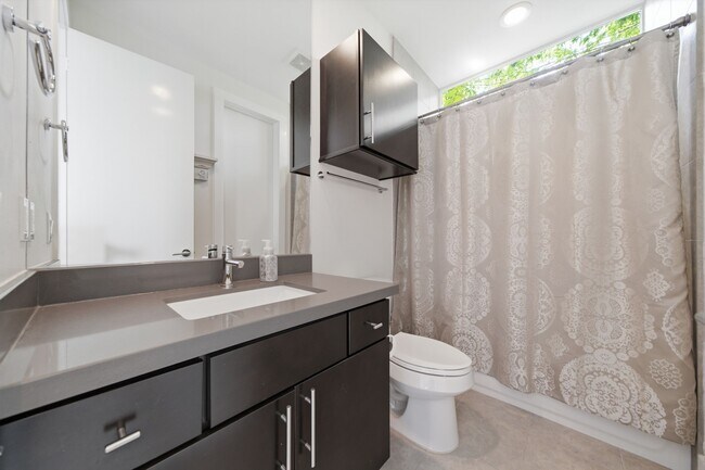 Foto del edificio - 1221 W 17th St
