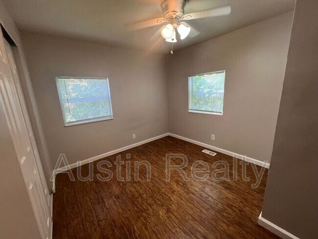 Foto del edificio - 7064 Mitchell Ave