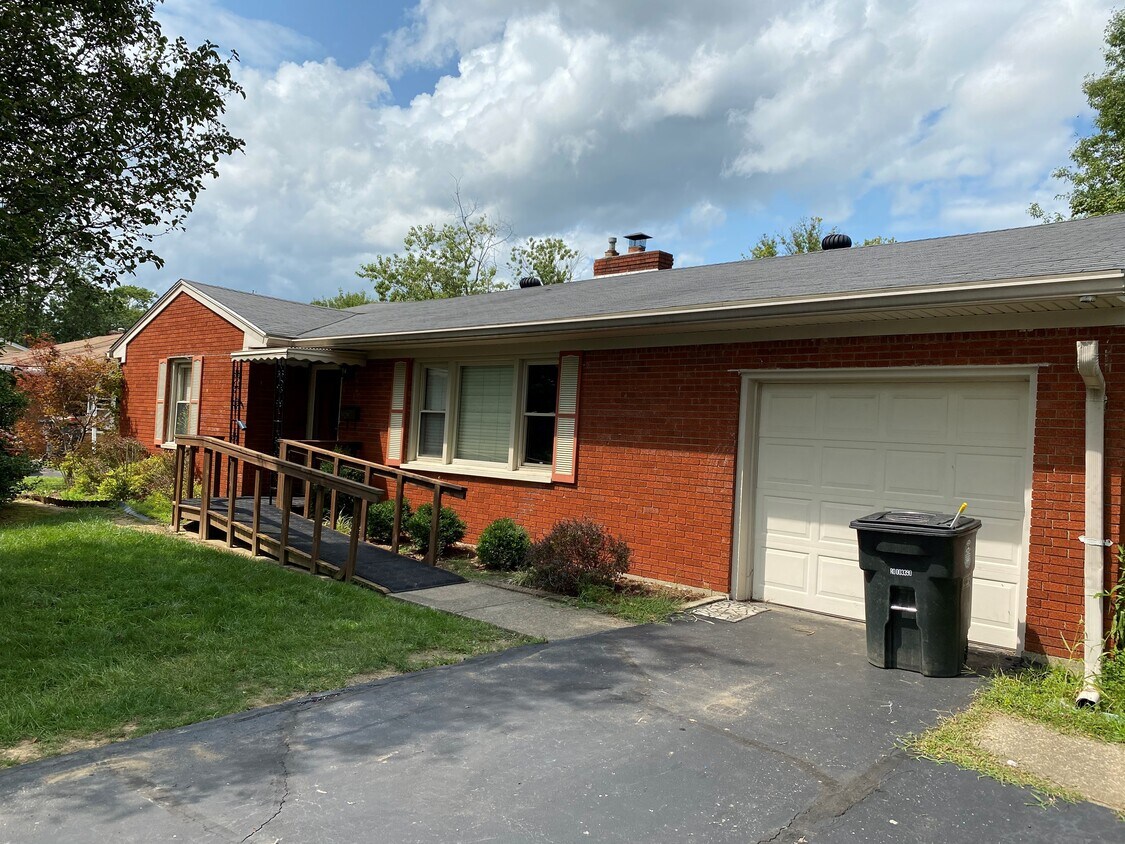 Primary Photo - 211 Maevi Dr