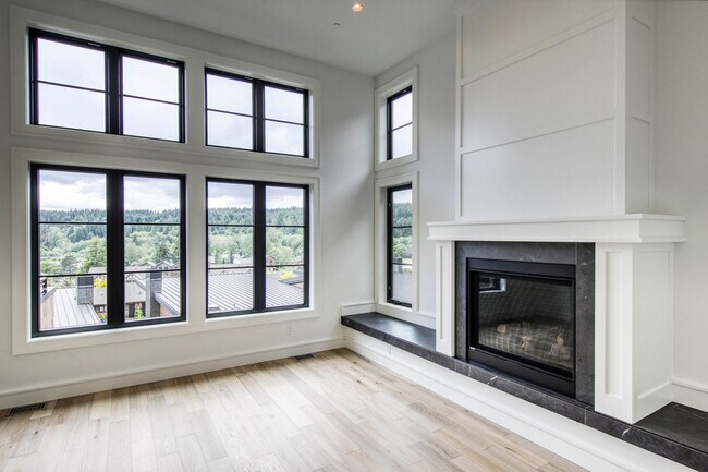 Building Photo - Beatiful Newer Luxury Townhouse with Water...