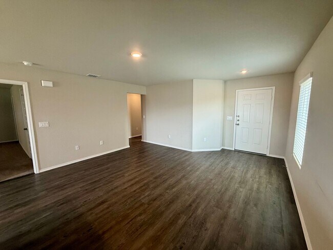 Building Photo - Charming 3-Bedroom Home Available for Rent...