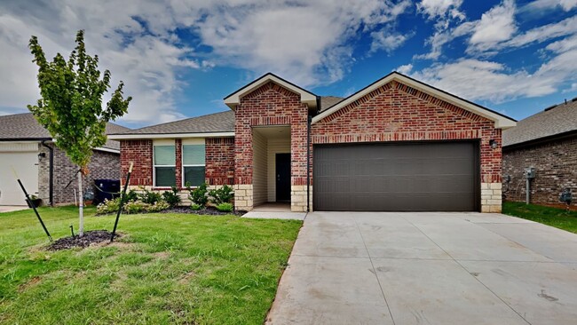 Building Photo - Large Open Floor plan 4 Bedroom 2 Bathroom...