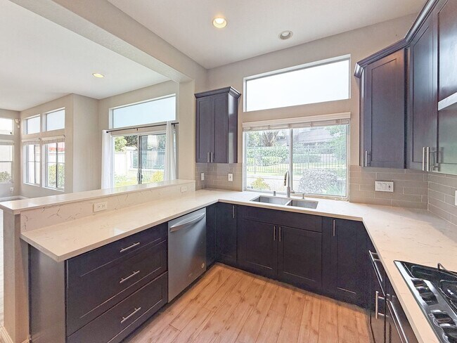 Foto del edificio - SD: Spacious 3BD/3BA Home in University City with Community Pool, Backyard Patio & 2-Car Garage