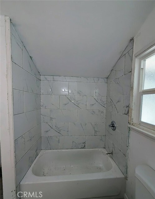 Foto del edificio - 7807 Louise Ave