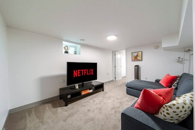 Building Photo - 11333-11389 89 St NW