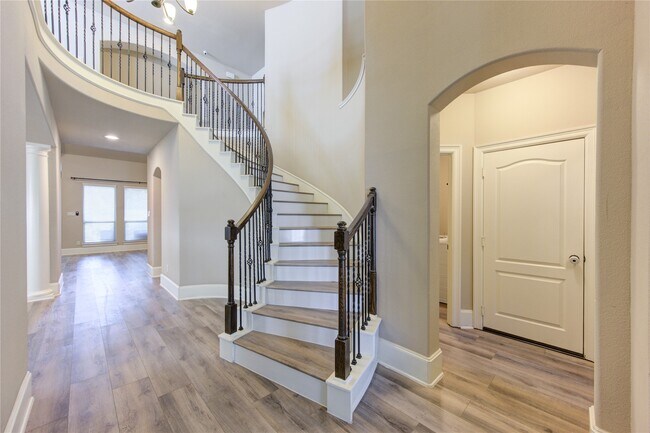 Building Photo - 611 Whitney Oaks Ln