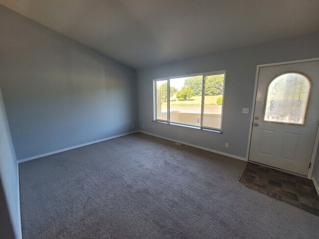Building Photo - 2 Bedroom Condo Available in Thurston