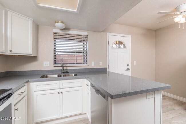 Building Photo - 4850 E Kachina Trail