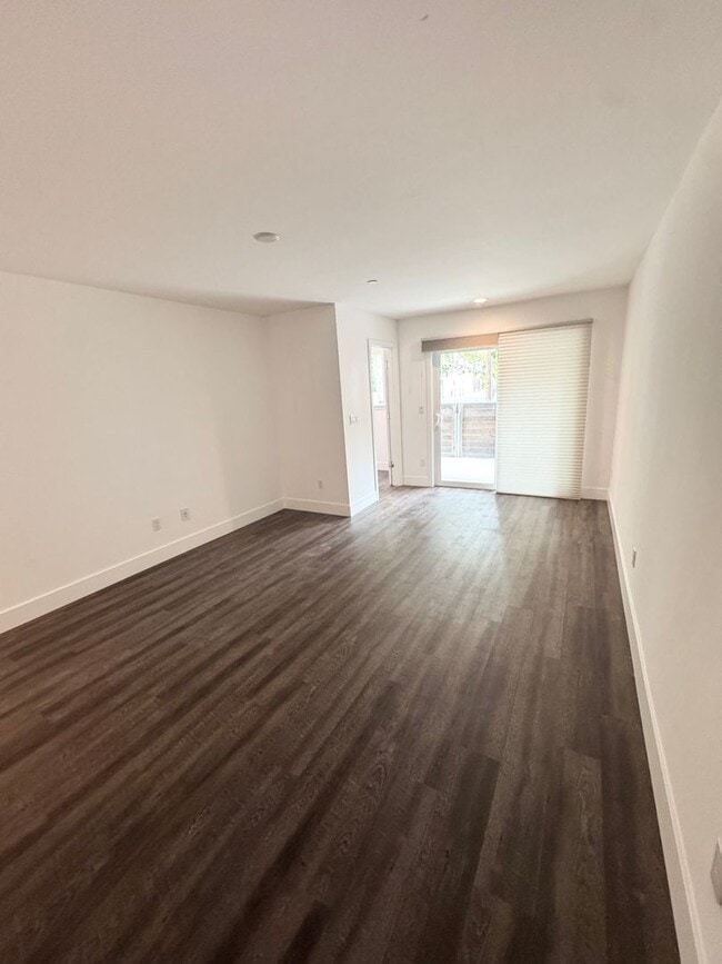 Building Photo - Luxury 3 Bed / 3 Bath Modern Home in Downtown Sacramento – Mansion Flats