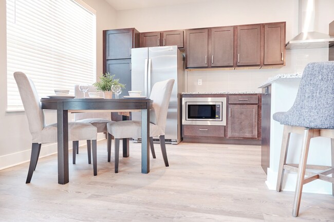 Building Photo - Three Bedroom Townhome