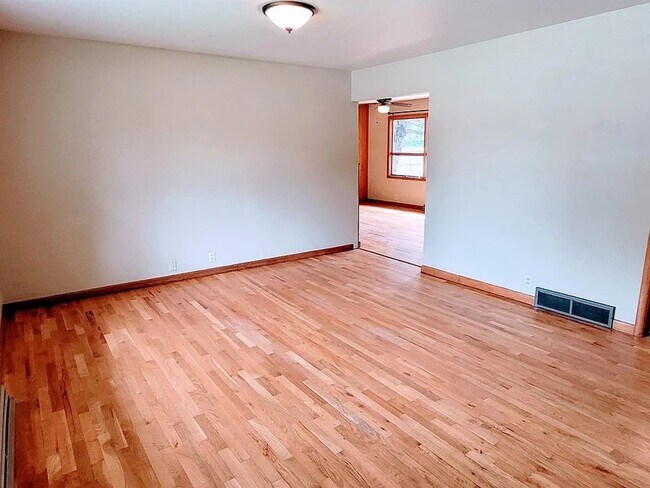 Foto del edificio - 1321 Lakewood Dr