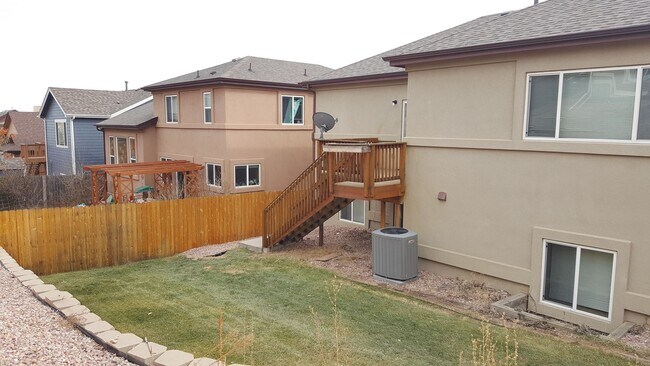Building Photo - Open Concept 4 Bedroom Home with 9ft Ceili...