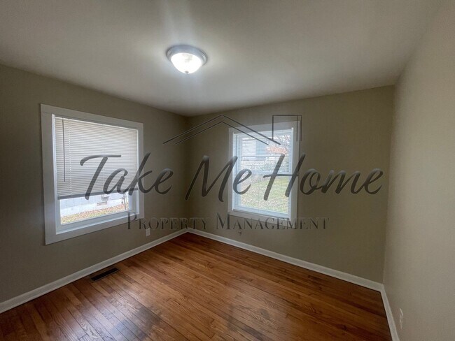 Foto del edificio - Remodeled 2-Bed, 1-Bath Duplex in Prime Springfield Location!