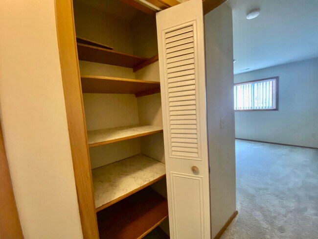 Foto del edificio - Cozy 2 Bedroom, 1 Bath Apartment with Balc...