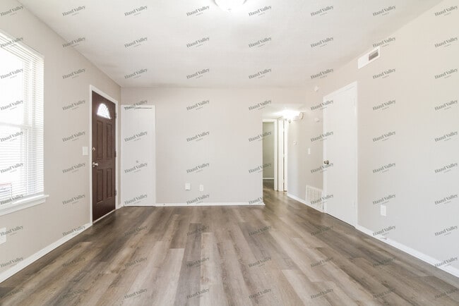 Building Photo - 613 Ramblin Oaks Dr