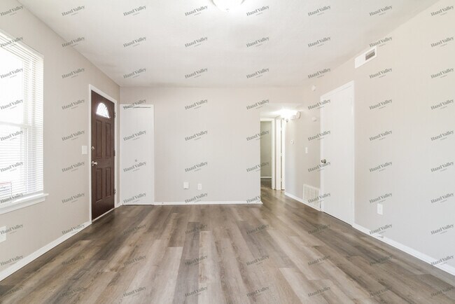 Foto del edificio - 613 Ramblin Oaks Dr