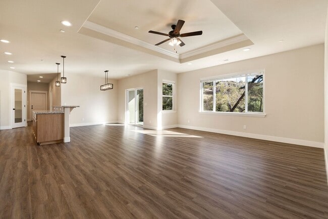 Building Photo - Beautiful 3 bedroom, 2 bath home in Paradise! Open Floor Plan with Attached Garage!