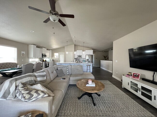 Foto del edificio - Gorgeous 3BD/2.5BA Newer Build Home in Fre...