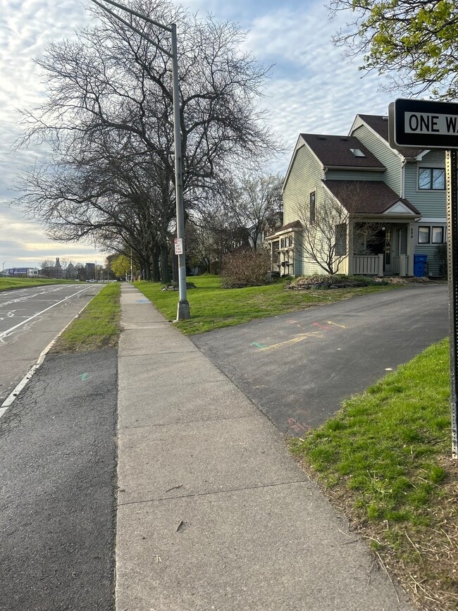 Building Photo - 694 Broadway