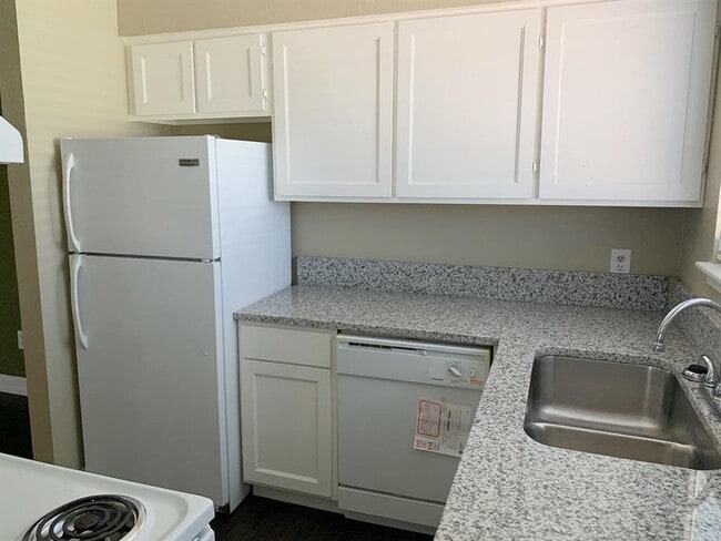 Building Photo - 7607 Fallbrook Dr