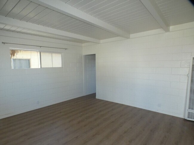 Building Photo - Clean and Bright 2 Bedroom 1 Bath Duplex