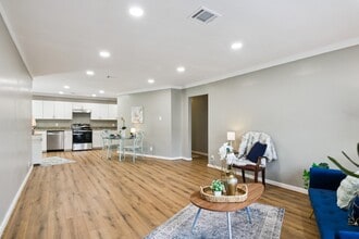 Building Photo - 1606 Oaks Dr