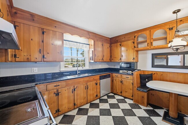 Foto del edificio - 2218 N Douglas St